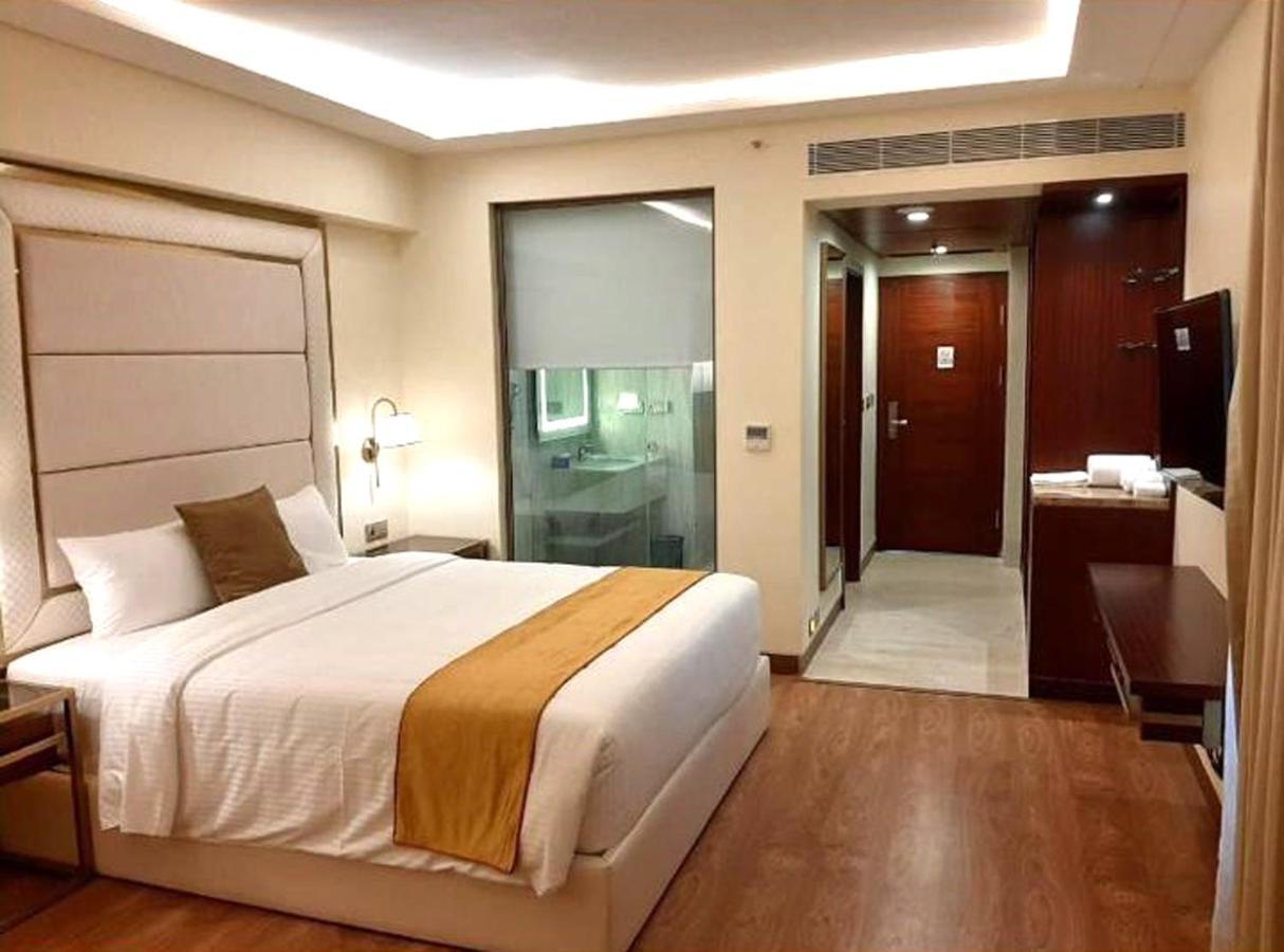 KAY-EM Spectra Hotel Chennai Exterior foto